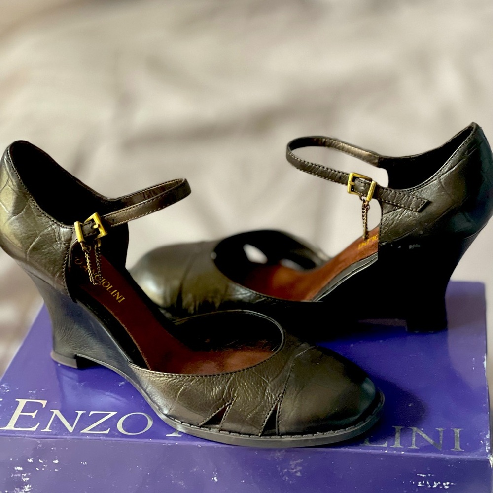 Nvr worn, minor scuff by the heel area, not noticeable